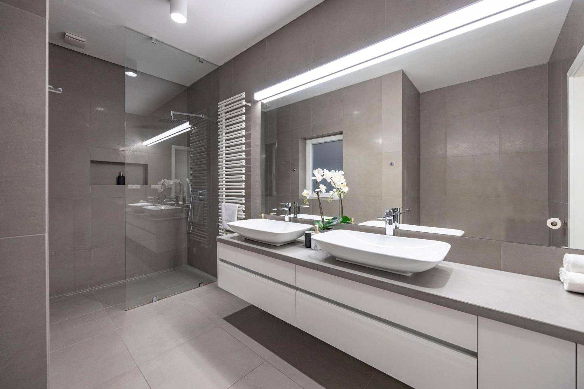 Stylish & Spacious Central Suite By Prestige Homes Будапеща Екстериор снимка