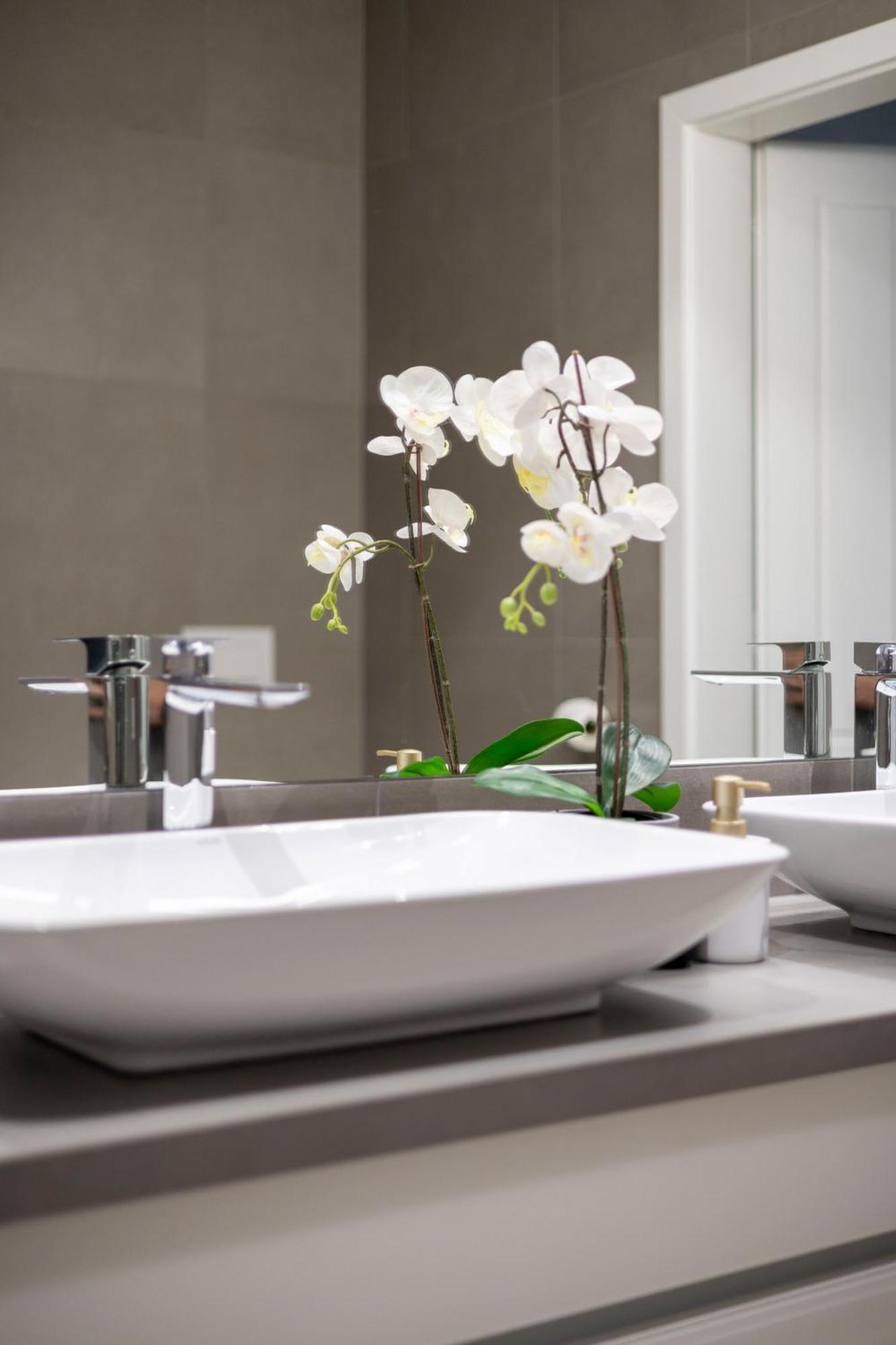 Stylish & Spacious Central Suite By Prestige Homes Будапеща Екстериор снимка