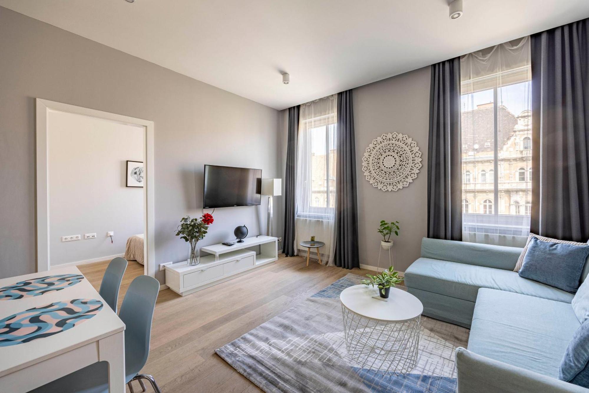 Stylish & Spacious Central Suite By Prestige Homes Будапеща Екстериор снимка